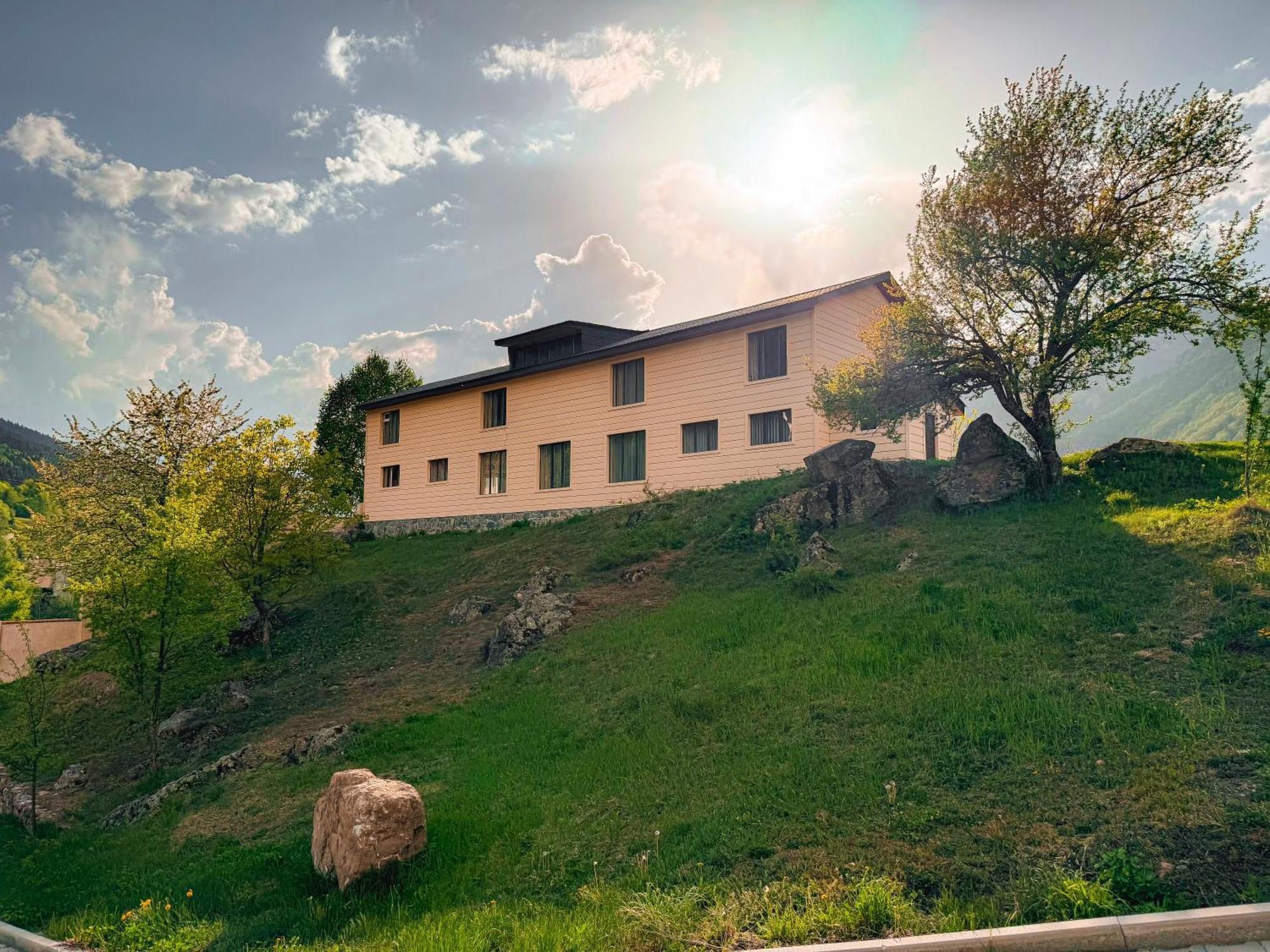 Mestiakhedi Buitenkant foto