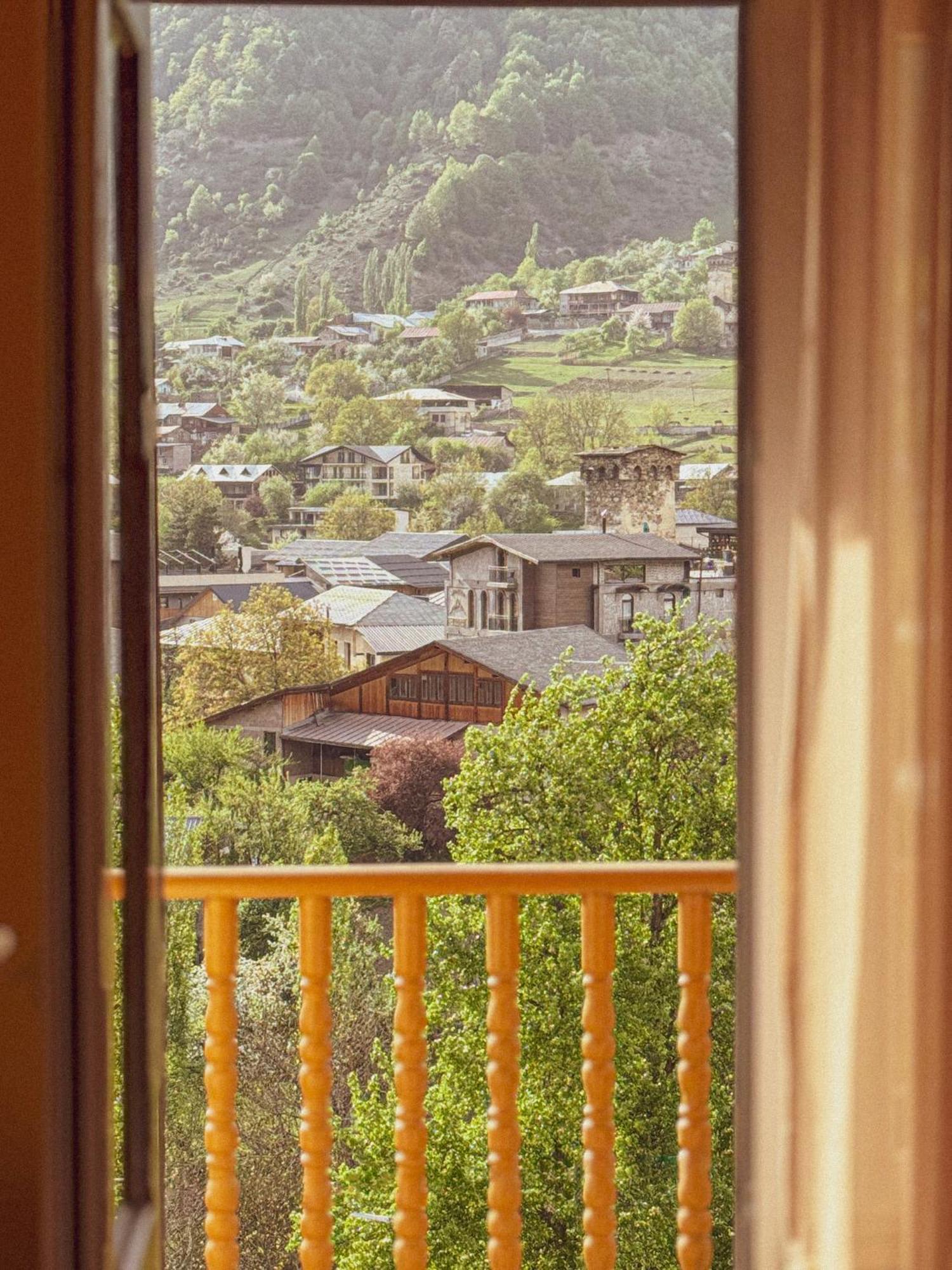 Mestiakhedi Buitenkant foto