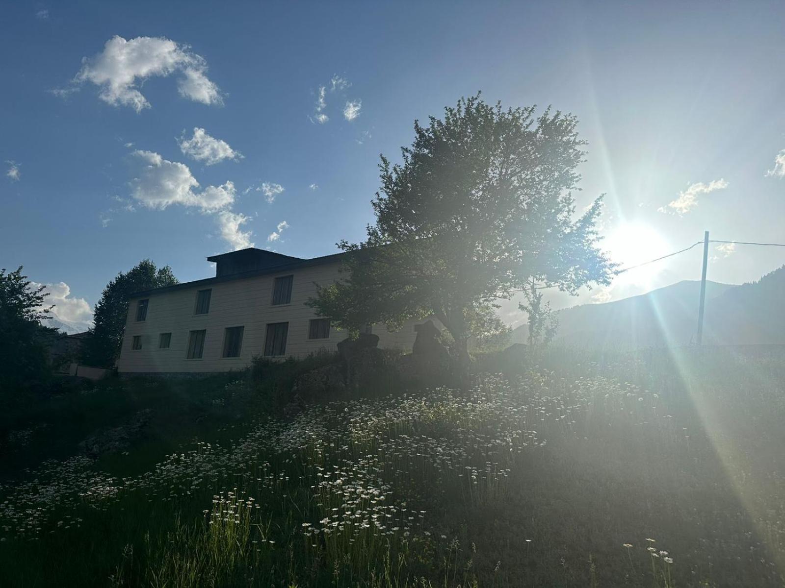 Mestiakhedi Buitenkant foto