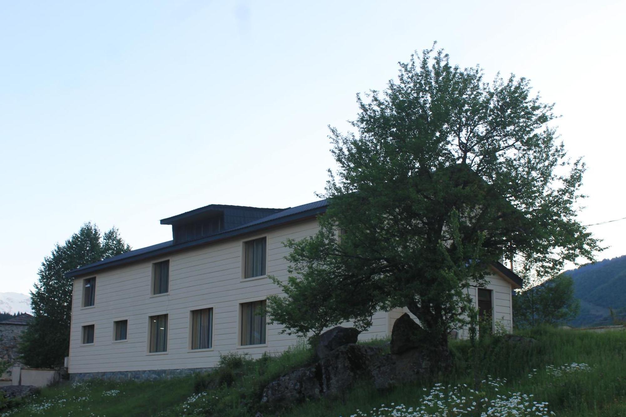 Mestiakhedi Buitenkant foto