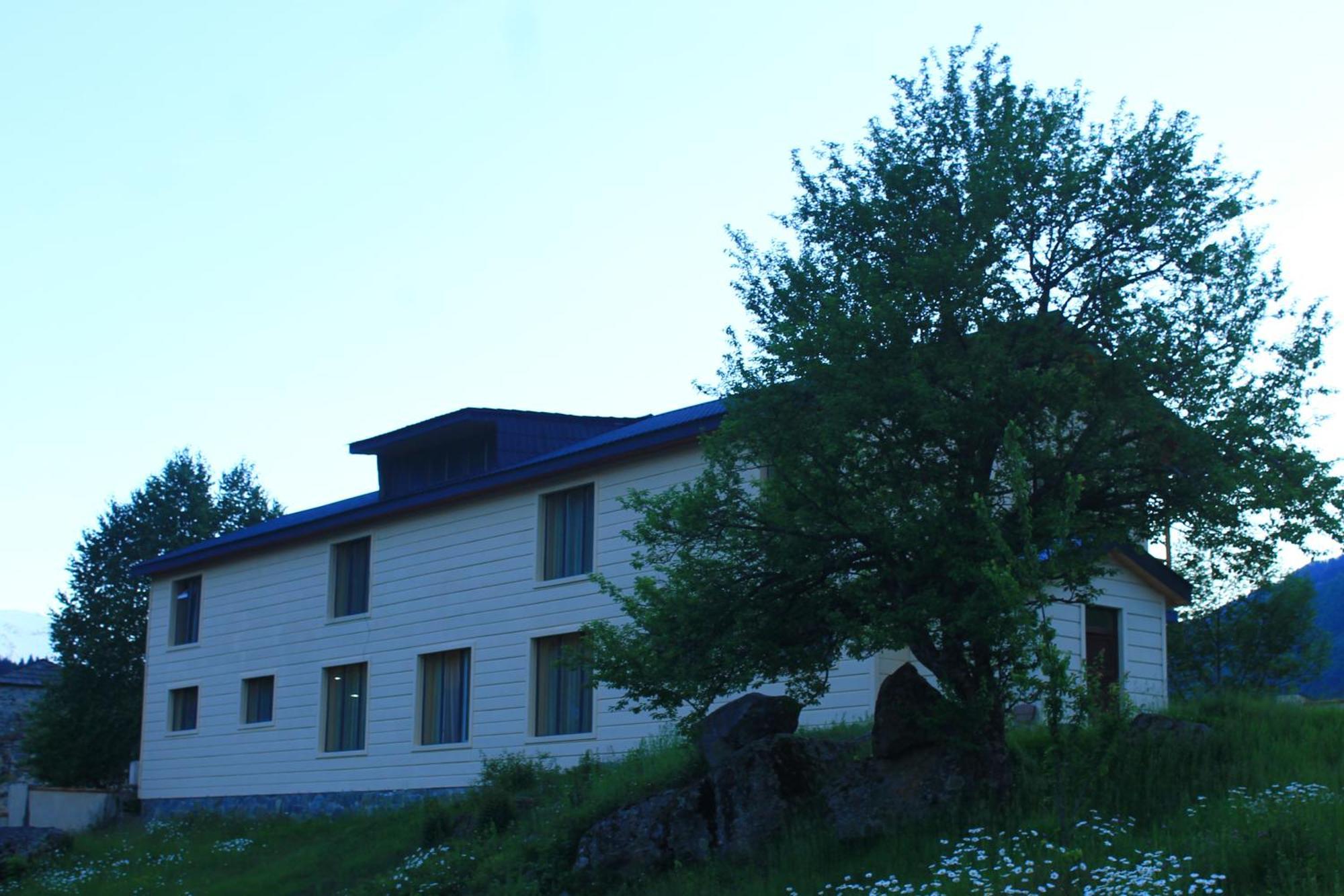 Mestiakhedi Buitenkant foto